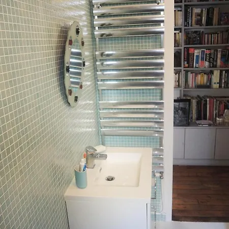 Maison d'hôtes Stylish Flat With Balcony Facing South 4*