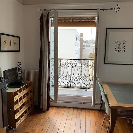 Stylish Flat With Balcony Facing South Maison d'hôtes