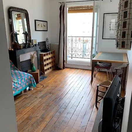 Stylish Flat With Balcony Facing South 4* Paris