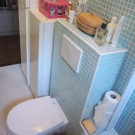 Pensión Stylish Flat With Balcony Facing South París