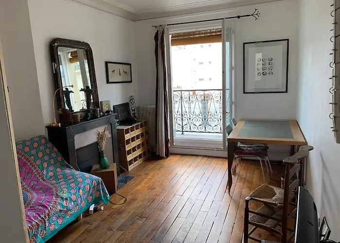Stylish Flat With Balcony Facing South Vendégház
