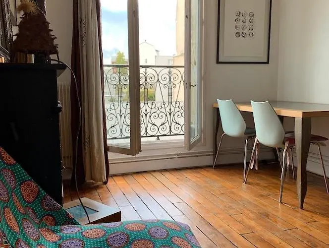 Stylish Flat With Balcony Facing South 4* Párizs