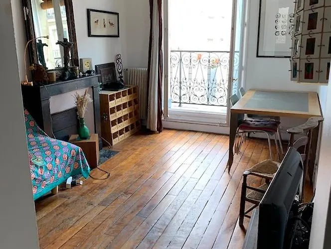 Stylish Flat With Balcony Facing South 4* Párizs