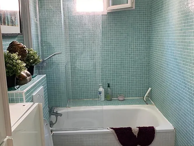 Stylish Flat With Balcony Facing South 4* Párizs