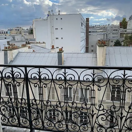 Stylish Flat With Balcony Facing South 招待所 巴黎