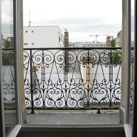 Stylish Flat With Balcony Facing South *