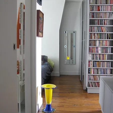 Stylish Flat With Balcony Facing South 招待所 4*