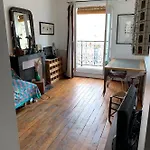 Stylish Flat With Balcony Facing South 4* Paris
